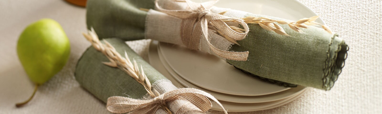 Napkins rolled up with burlap Napkins rolled up with burlap